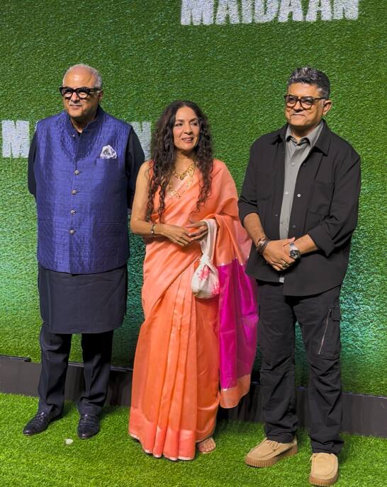 इस स्क्रीनिंग में बोनी कपूर के अलावा दिग्गज एक्ट्रेस नीना और एक्टर गजराव भी शामिल हुए. तीनों एकसाथ यहां पोज देते भी नजर आए.