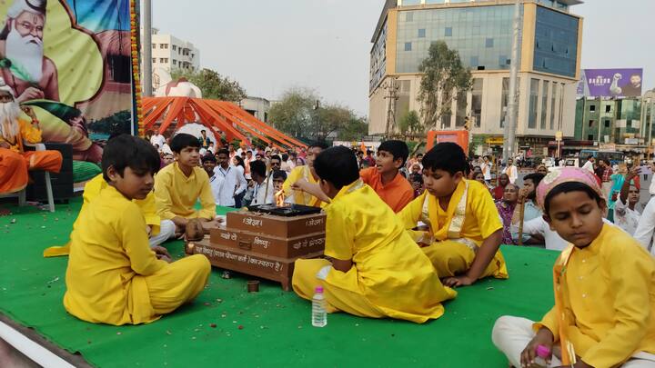 शोभायात्रा दोपहर करीब 3 बजे से निकली. इसमें बड़ी संख्या में महिलाएं कलश लेकर निकली जहा उनका कई जगह स्वागत हुआ. वहीं इनके पीछे विभिन्न प्रकार की झाकियां चल रही थी.