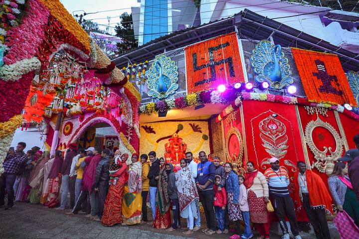 प्रवक्ता ने बताया कि एसएमवीडीएसबी के मुख्य कार्यकारी अधिकार अंशुल गर्ग तीर्थयात्रियों, बोर्ड के अन्य सदस्यों और अधिकारियों के साथ इस यज्ञ में शामिल हुए. नौ दिनों तक प्रतिदिन दोपहर 12 बजे से एक बजे तक एमएच1 श्रद्धा चैनल पर हवन का सीधा प्रसारण किया जाएगा.