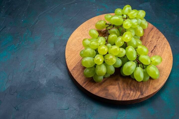 इसके अलावा अंगूर में अच्छी मात्रा में विटामिन C पाया जाता है, जो त्वचा और स्वास्थ्य दोनों के लिए काफी लाभदायक माना गया है. अंगूर त्वचा को हाइड्रेट रखने में काफी मदद करता है साथ ही इसके रोजाना सेवन से मुंहासे को कम किया जा सकता है.