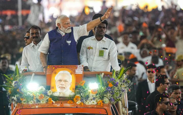 Lok Sabha Election 2024: लोकसभा चुनाव के लिए सियासी बिगुल बज गया है. राजनीतिक दलों के साथ-साथ राजनेता भी चुनाव प्रचार में लग गए हैं. उत्तर प्रदेश से लेकर मध्य प्रदेश तक नेता लोगों से वोट मांगने जा रहे हैं. इस दौरान वह वोटरों को रिझाने के लिए नए-नए पैंतरे आजमा रहे हैं. ये नेता जहां जाते हैं, वहां वैसा ही बनने की कोशिश करने लगते हैं.