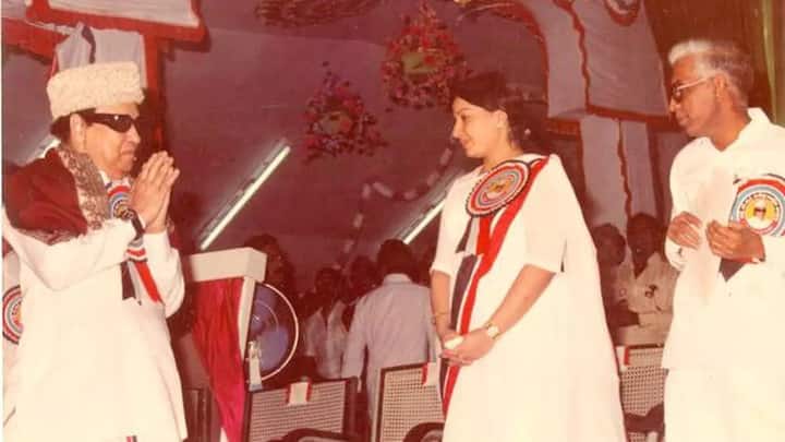 ஒரு பக்கம் சினிமாவில் முக்கிய புள்ளியாக இருந்த வீரப்பன், திராவிட கொள்கைகளை பின்பற்றி நேரடி அரசியலில் அதிரடி காட்டினார். எம்.ஜி.ஆர், ஜானகி, நெடுஞ்செழியன், ஜெயலலிதா உள்ளிடோரின் அமைச்சரவையில் இருந்தார்.எம்.ஜி.ஆர் மறைந்த பின்னரும், கட்சியின் மிக முக்கியமான முடிவுகளை எடுத்தவர் இவர்.
