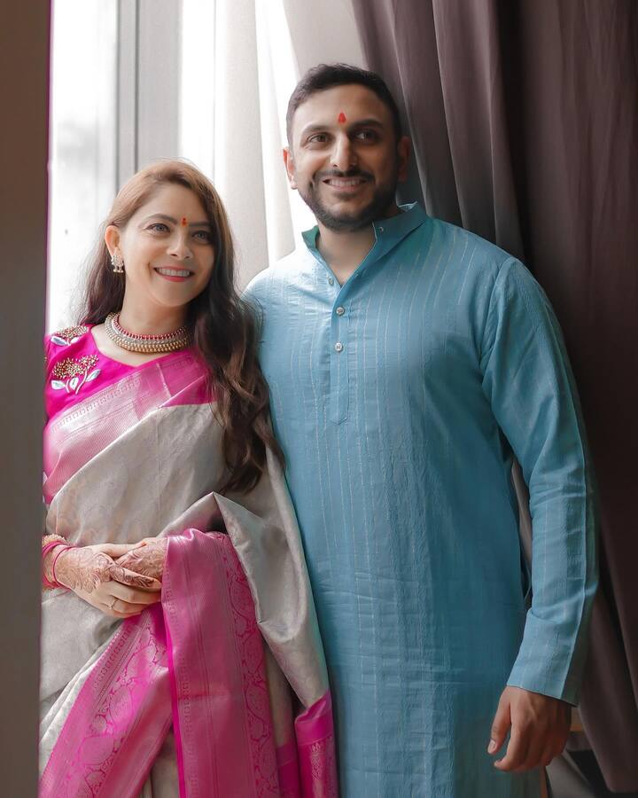 यात सोनाली गुलाबी रंगाचे काठ असलेल्या साडीमध्ये दिसतेय.