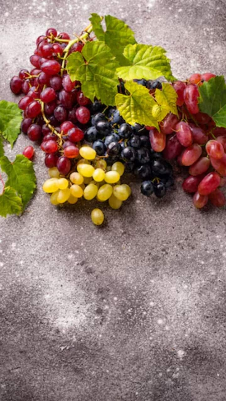 Red Grapes Benefits: ਲਾਲ ਅੰਗੂਰਾਂ ਤੋਂ ਬਣੀ ਰੈੱਡ ਵਾਈਨ ਵਿਦੇਸ਼ਾਂ ਵਿੱਚ ਬਹੁਤ ਜ਼ਿਆਦਾ ਪਸੰਦ ਕੀਤੀ ਜਾਂਦੀ ਹੈ। ਜੇਕਰ ਤੁਸੀਂ ਆਪਣੀ ਡਾਈਟ 'ਚ ਲਾਲ ਅੰਗੂਰ ਸ਼ਾਮਲ ਕਰਨਾ ਚਾਹੁੰਦੇ ਹੋ ਤਾਂ ਪਹਿਲਾਂ ਜਾਣੋ ਲਵੋ ਇਸ ਦੇ ਫਾਈਦੇ।