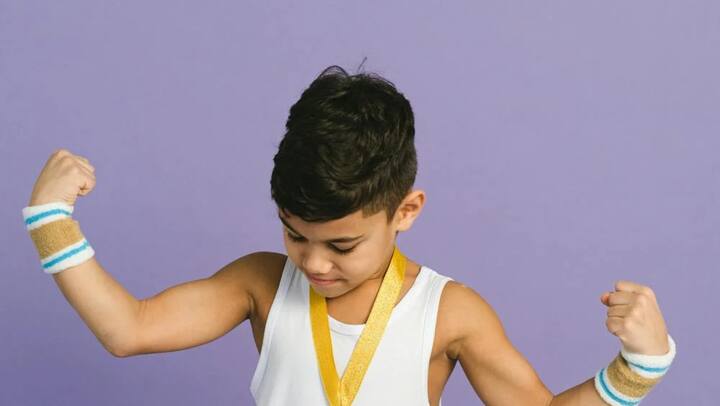 तारीफ करें: जब वो कुछ अच्छा करे, तो खुल कर तारीफ करें. इससे उसका आत्म-विश्वास बढ़ेगा.