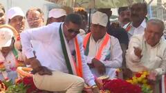 सीएम सिद्धारमैया की सुरक्षा में बड़ी चूक, प्रचार के दौरान कमर में पिस्टल लगाकर माला डालने पहुंचा शख्स, Video