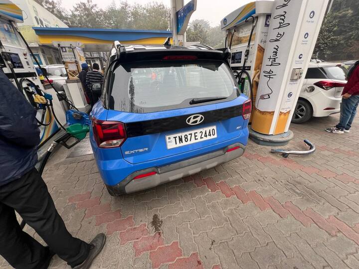 প্রধানত H প্যাটার্ন DRL এবং দুটি অংশে গ্রিলের কারণে এখানে স্ল্যাব সাইড ভিউও কার্যকারিতার অনুভূতি যোগ করে। এক্সটারের কমপ্যাক্ট সাইজ আমাদের গাড়ি চালানোর ক্ষেত্রে সবথেকে কাজে এসেছে। এটি একটি i20 এর থেকে ছোট এবং এর অর্থ হল, সরু গলি এবং পার্কিং এর মধ্য দিয়ে যাওয়া সহজ। যা সাহায্য করেছে তা হল খুব ভাল পিছনের ক্যামেরা এবং ভাল ড্রাইভিং দৃশ্যমানতা। এক্সটারের কমপ্যাক্ট সাইজ মানে আপনি পার্কিংয়ের কোনো ঝামেলা ছাড়াই এটিকে সত্যিই যেকোনো জায়গায় নিয়ে যেতে পারবেন।
