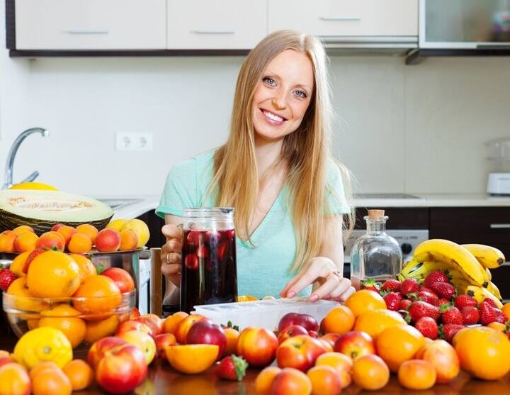 नवरात्रि का इंतजार लोगों को बेसब्री से रहता है. माता के 9 दिन लोग धूमधाम से मनाते हैं. इस दौरान कई लोग देवी को प्रसन्न करने के लिए उपवास भी रखते हैं, ऐसे में वे फल, हलवा, डेयरी उत्पादन जैसी चीजों का सेवन करते हैं. लेकिन कुछ फल ऐसे होते हैं, जो सेहत के साथ स्किन के लिए भी काफी फायदेमंद होते हैं.