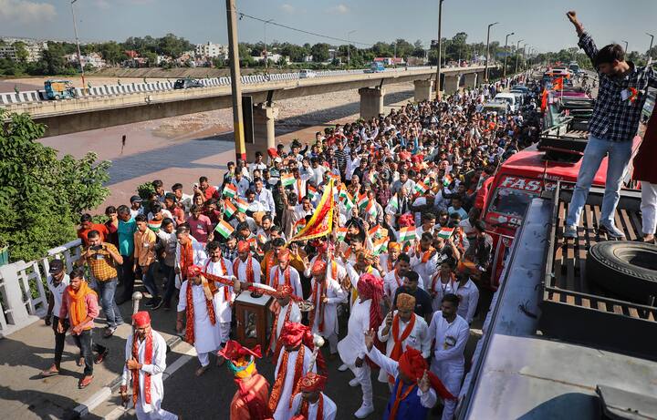अधिकारी ने कहा कि बोर्ड द्वारा दिव्यांग श्रद्धालुओं की तीर्थयात्रा को आसान बनाने के लिए मंदिर में मुफ्त टट्टू और बैटरी कार सेवाएं प्रदान की जा रही हैं. उन्होंने कहा कि वैष्णो देवी मंदिर में नवरात्र के अवसर पर प्रसिद्ध कलाकारों द्वारा 'भजन' और 'अटका आरती' का भी आयोजन किया गया है.