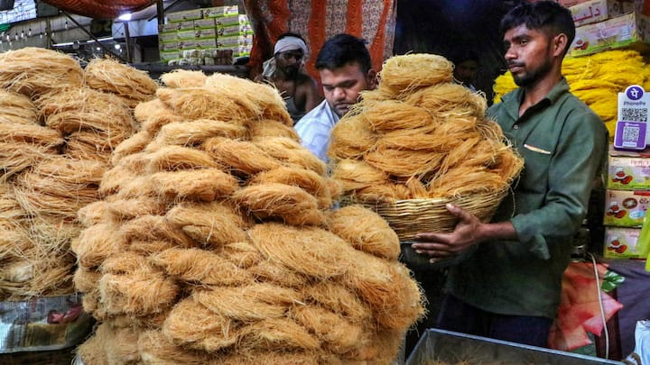 Eid Ul Fitr Delhi: लोग एक तरफ यह जानने के लिए बेचैन हैं कि ईद कब होगी तो दूसरी तरफ पुरानी दिल्ली के बाजारों में इसे सेलिब्रेट करने के लिए देर रात तक खरीदारी करते दिखाई देते हैं.