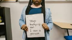 स्कूल में अगर आपका बच्चा बुली हो रहा है तो जानें इसे कैसे करें हैंडल