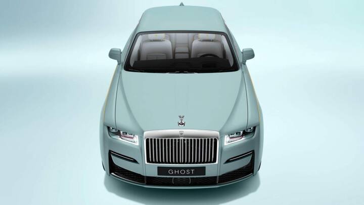 Rolls-Royce New Ghost इस महीने की अंतिम तारीख 30 अप्रैल को लॉन्च हो सकती है. इस कार का डिजाइन बहुत ही शानदार है. रोल्स-रॉयस की इस कार की कीमत 6.95 करोड़ रुपये से 7.95 करोड़ रुपये के बीच हो सकती है.