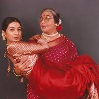 कमल हासन - बॉलीवुड और साउथ के सुपरस्टार कमल हासन फिल्म 'चाची 420' में साड़ी पहने हुए नजर आए थे. फिल्म को दर्शकों का बेशुमार प्यार मिला था. फिल्म ने 11.42 करोड़ का कलेक्शन किया था.