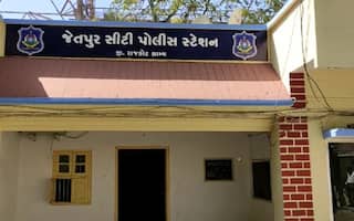 Rajkot: જેતપુરમાં આંગડિયા પેઢીમાં થયેલી 1 લાખની ચોરીમાં છારા ગેંગના બે શખ્સો ઝડપાયા
