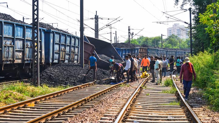 एक पीएनआर नंबर पर एक ही पालतू जानवर को लेकर जाने की इजाजत होती है. हालांकि इसके लिए भी कुछ शर्तों का पालन करना होता है.