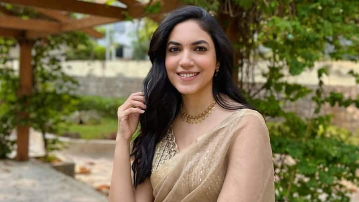 Ritu Varma Photos : రీతూవర్మ చీరకట్టుకుని.. ఉగాది పండుగను సెలబ్రేట్ చేసుకుంది. ఆ ఫోటోలను సోషల్ మీడియాలో షేర్ చేస్తూ అభిమానులకు విషెష్ చెప్పింది.