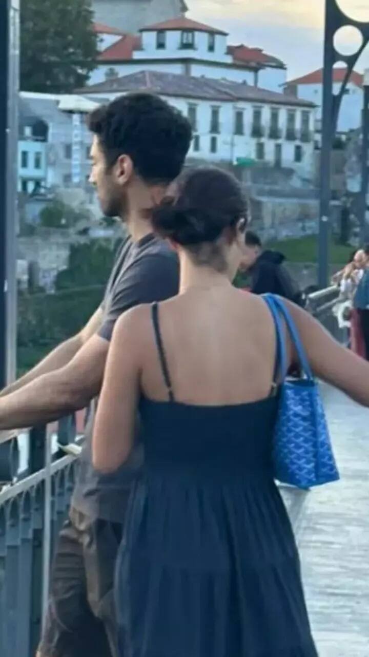 दोनों की ये तस्वीरें सोशल मीडिया पर काफी ज्यादा वायरल भी हुई थी. वहीं सोशल मीडिया और कुछ रिपोर्ट्स में ये दावा किया जाने लगा कि अनन्या और आदित्य रिलेशनशिप में है. हालांकि इन दोनों में से कभी किसी ने इन खबरों पर कोई रिएक्शन नहीं दिया.