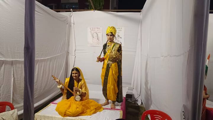 व्यायामशाला के खिलाड़ी मलखंभ पर पारंपरिक कला का प्रर्दशन करने लगे तो हर किसी ने दांतों तले अंगुली दबा ली. मेले में सेल्फी प्वाइंट, झूले और ऊंटगाड़ी समेत मनोरंजन के भी सभी साधन उपलब्ध थे. सनातन संस्कृति को प्रकट करते भव्य यज्ञ वेदी में आहुतियां भी दी गई. रंगोली प्रतियोगिता और महापुरुषों की झांकी प्रतियोगिता भी आयोजित की गई.