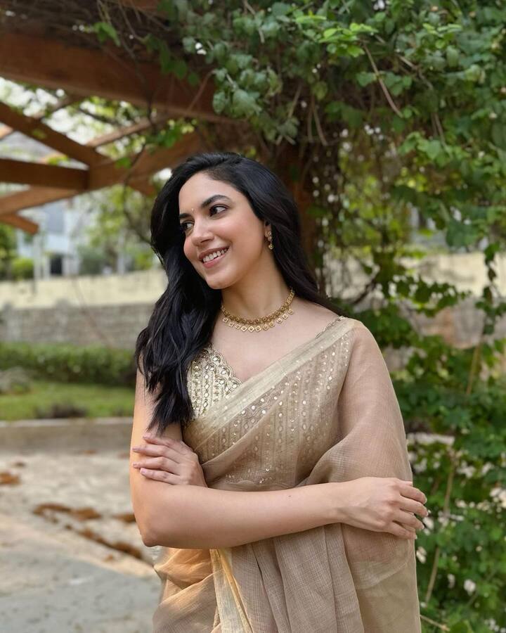 ట్రెడీషనల్​గా ఫోటోలకు ఫోజులిచ్చింది. వాటిని ఇన్​స్టాగ్రామ్​లో షేర్ చేస్తూ.. మీకు మీ కుటుంభ సభ్యులకు ఉగాది శుభాకాంక్షలు 🌾🌺🥭 అంటూ క్యాప్షన్ పెట్టింది.(Images Source : Instagram/RituVarma)