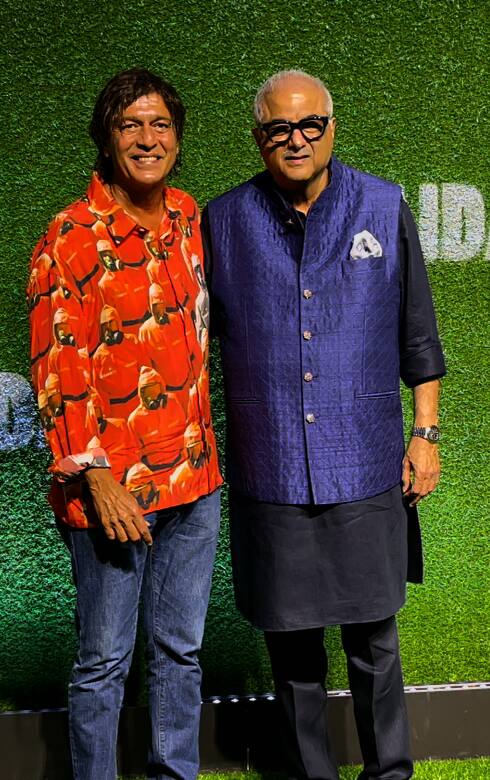 फेमस एक्टर चंकी पांडे भी इस स्कीनिंग में शामिल हुए, जो बोनी कपूर संग पोज देते नजर आए.