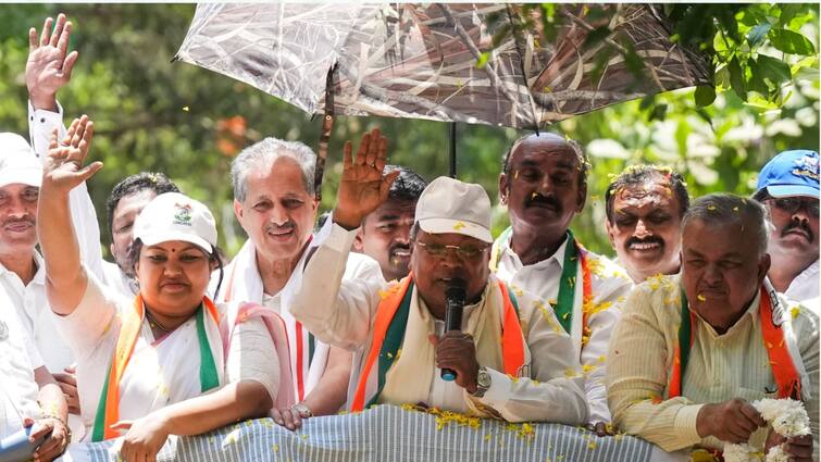 Karnataka: Man With Gun Garlands CM Siddaramaiah, Transport Minister At Bengaluru Rally. Police Cite Exemption Karnataka: Man With Gun Garlands CM Siddaramaiah, Transport Minister At Bengaluru Rally. Police Cite Exemption