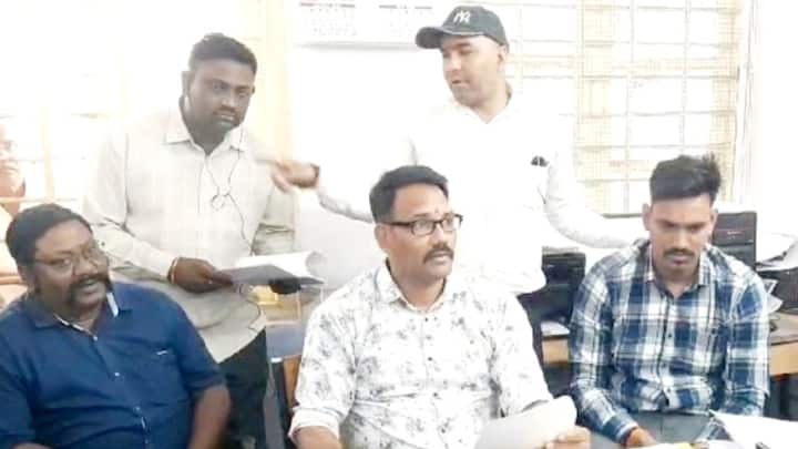 Jabalpur Bribery Case Lokayukta Arrested Gorakhpur Tehsil Employees for taking bribe ANN Jabalpur News: अफसर चुनाव में व्यस्त और बाबू खा रहे रिश्वत! लोकायुक्त ने जबलपुर में दो कर्मचारियों को रंगे हाथों पकड़ा