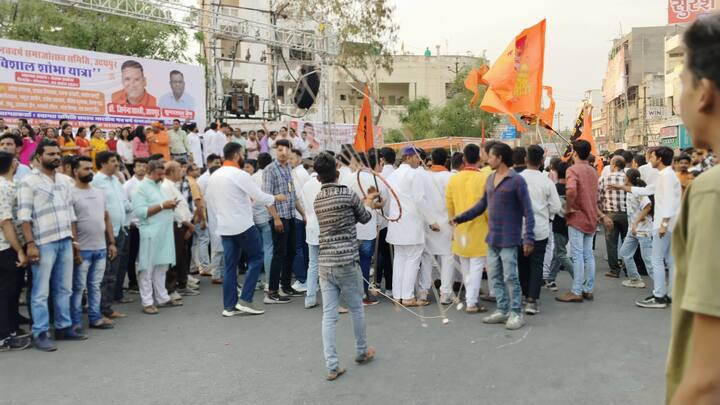 डीजे की धुन पर युवक और युवतियां नाचते रहे. शोभायात्रा शहर के कई हिस्सों से लेकर निकली. जिसमें नगर निगम, बापू बाजार, देहली गेट, हाथीपोल, चेतक सर्कल से होते हुए गांधी ग्राउंड पहुंची.