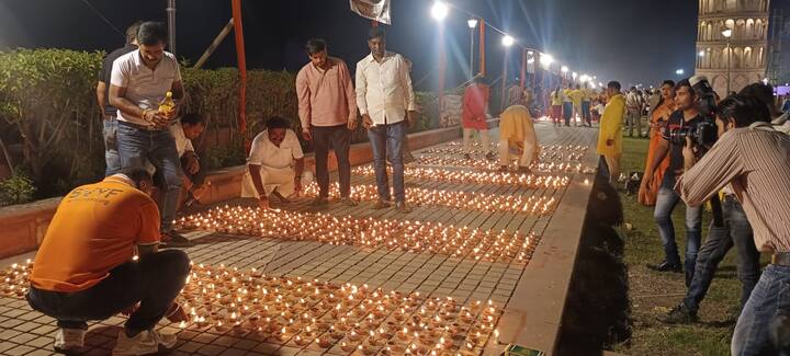 नूतन वर्ष की पूर्व संध्या पर दीप सजाने के लिए सामाजिक संस्थाएं जुट गई थीं. महिला पुरुष रंगोली सजाकर हिंदू नववर्ष के स्वागत में पलक पांवड़े बिछाते नजर आए. नववर्ष की पूर्वसंध्या जगमग हो उठी और नयनाभिराम नजारे देखने को मिले.प्रचार प्रसार समिति के संयोजक आशीष मेहता ने बताया कि मुख्य मंच पर बैंड वादन प्रतियोगिता आयोजित की गई.