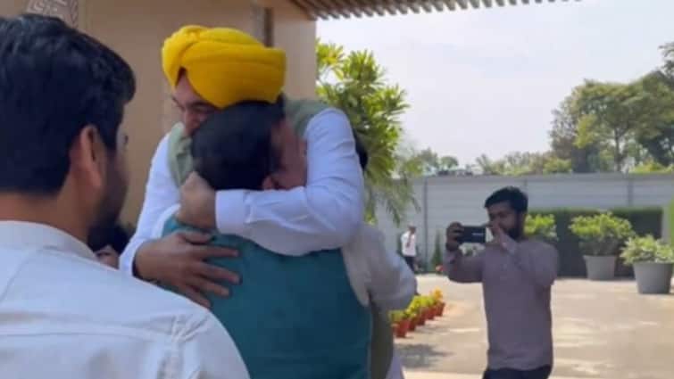 AAP MP Sanjay Singh In Punjab Meets CM Bhagwant Mann Meeting With MLAs and Party Leader For Lok Sabha Election 2024 ann पहले मिले गले, फिर उठाया गोद...संजय सिंह और भगवंत मान में दिखी गजब की बॉन्डिंग