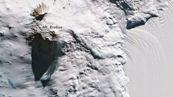 অন্য দিকে, Deception Island-এ যে সক্রিয় আগ্নেয়গিরি রয়েছে, ১৯৭০ সালে শেষ বার তা থেকে অগ্ন্যুৎপাত ঘটেছিল। সেই থেকে এখনও একবারও অগ্ন্যুৎপাত ঘটেনি। এই মুহূর্তে ওই দ্বীপটিকে ‘সবুজ দ্বীপ’ও বলা হয়। কারণ অদূর ভবিষ্যতে সেখানে অগ্ন্যুৎপাতের সম্ভাবনা নেই বলে মত বিজ্ঞানীদের। ছবি: NASA.