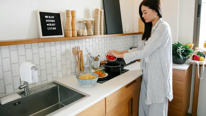 कम गर्मी पर पकाएं: एक बार खाना उबाल आने के बाद, गैस को कम कर दें और धीमी आंच पर खाना पकाएं. इससे भी गैस की बचत होती है.