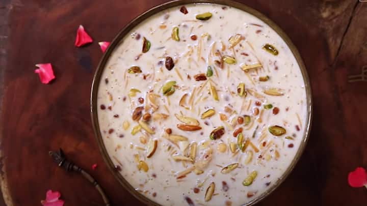பின் இதில் கால் ஸ்பூன் ஏலக்காய் பொடி, 2 சொட்டு ரோஸ் எசன்ஸ் சேர்த்து, பின் வறுத்த பேரீச்சைப் பழம், திராட்சை, பருப்பு வகைகளை சேர்க்கவும். இரண்டு மூன்று நிமிடங்களுக்கு அடுப்பை சிம்மில் வைத்து பாயாசத்தை வேக வைத்து இறக்கி கொள்ளவும்.