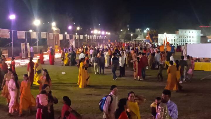 तबले पर मंगल ध्वनि और बांसुरी गिटार पर जोरदार संगत ने ताली बजाने पर मजबूर कर दिया. तालाब की पाल पर तीन दर्जन से अधिक समाजों ने स्वादिष्ट व्यंजनों की स्टाल लगाई थी. जहां ऊंच, नीच, जाति, पंथ का भेद भुलाकर हर कोई आनंद उठाता नजर आ रहा था.