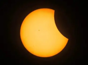 Solar eclipse: ਇੰਟਰਨੈੱਟ 'ਤੇ ਕੈਦ ਹੋਈਆਂ ਸੂਰਜ ਗ੍ਰਹਿਣ ਦੀਆਂ ਤਸਵੀਰਾਂ ਤੇ ਵੀਡੀਓਜ਼, ਕੁਝ ਅਜਿਹਾ ਸੀ ਨਜ਼ਾਰਾ, ਵੇਖੋ