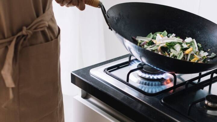 खाना पकाने से पहले सब्जियों को थोड़ा भिगोकर रखें। इससे वे जल्दी पकती हैं और गैस की बचत होती है.