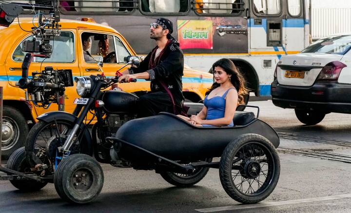 वहीं इस बाइक राइड पर कार्तिक अकेले नहीं बल्कि एक खूबसूरत हसीना के साथ दिखाई दे रहे हैं. इस हसीना का नाम प्रांतिका दास है, जो पेशे से एक एक्ट्रेस और मॉडल हैं.