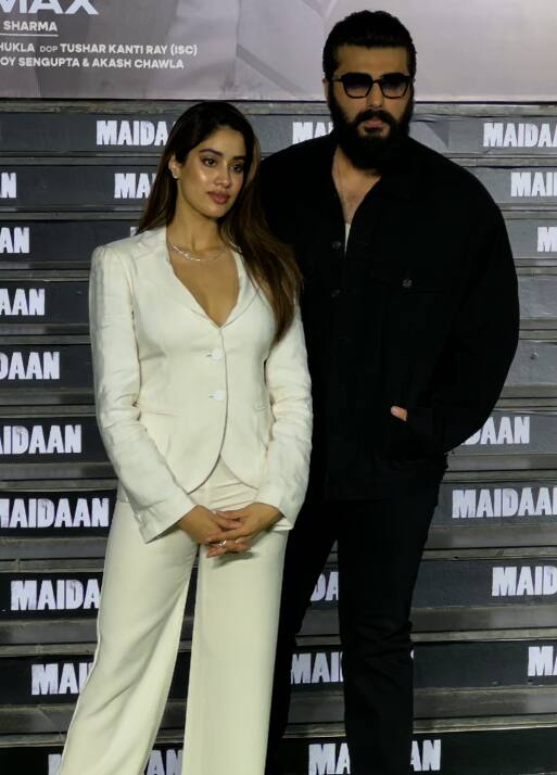 एक्टर अर्जुन कपूर भी अपनी सौतेली बहन और एक्ट्रेस जाह्नवी कपूर के साथ ‘मैदान’ की स्क्रीनिंग में पहुंचे. दोनों ने एकसाथ पोज भी दिए.