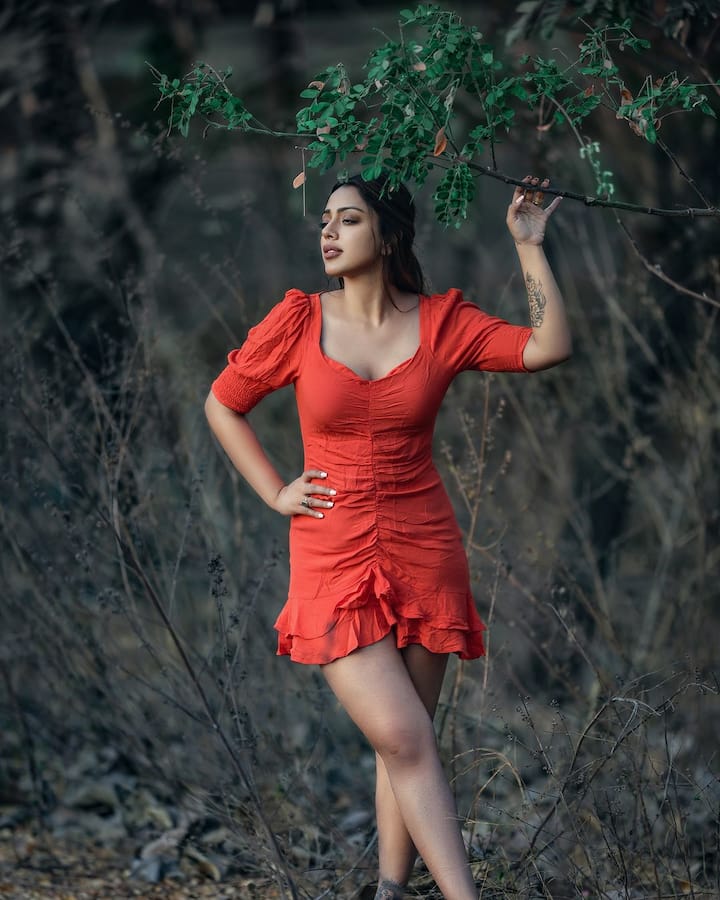 'సేవ్ ది టైగర్స్'లో మోడ్రన్ మహిళగా, భార్య పాత్రలో కనిపించిన దేవియాని శర్మ... 'సైతాన్' వెబ్ సిరీస్ లో బోల్డ్ రోల్ చేశారు. క్యారెక్టర్ డిమాండ్ చేయడంతో అడల్ట్ డైలాగ్స్ చెప్పారు. అయితే, రెండు క్యారెక్టర్స్ మధ్య ఆవిడ వేరియేషన్ చూపించారు. (Image Courtesy: deviyyani/ Instagram)