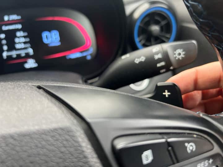 এর মিডিয়া ড্রাইভে আমরা গাড়িটি দেখে মোটামুটি মুগ্ধ হয়েছিলাম। কিন্তু এই নতুন হুন্ডাইয়ের এই গাড়ির বিষয়ে ভাল করে রিভিউ করতে কয়েক মাস দীর্ঘ পরীক্ষা প্রয়োজন ছিল। পরে নীল AMT সংস্করণ পয়েই আমরা রিভিউ শুরু করি। এই রঙে এক্সটারকে কিছুটা বক্সি হলেও আকর্ষণীয় দেখায়। আমরা এই গাড়ি দেখে ভেন্যুর ছোট ভার্সন বলেত পারব না। এর নিজস্ব ব্যক্তিত্ব ও আদল রয়েছে।