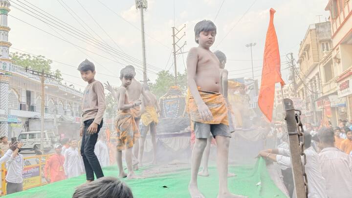 हुबहू थर्माकोल से वैसा ही बनाया जैसा मंदिर है. वहीं, अयोध्या मंदिर में राम लला की जो मूर्ति है, वैसा ही मैक अप कर एक बच्चे को खड़ा किया था.