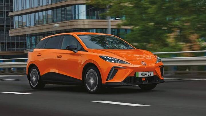MG 4 EV भारतीय बाजार में 15 अप्रैल को कदम रख सकती है. इस कार की कीमत 30 लाख रुपये से 32 लाकत रुपये के बीच हो सकती है. ये कार सिंगल चार्ज में 323 मील की दूरी तय कर सकेगी.