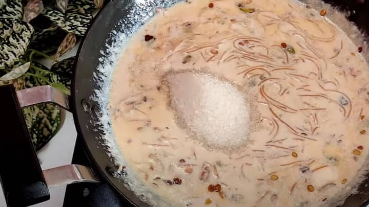 அடுப்பில் ஒரு கடாய் வைத்து அதில் 1 தேக்கரண்டி நெய் சேர்த்து அதில் முக்கால் கப் சேமியாவை சேர்த்து, அடுப்பை மிதமான தீயில் வைத்து வறுத்து எடுத்து தனியே வைத்துக் கொள்ளவும்.