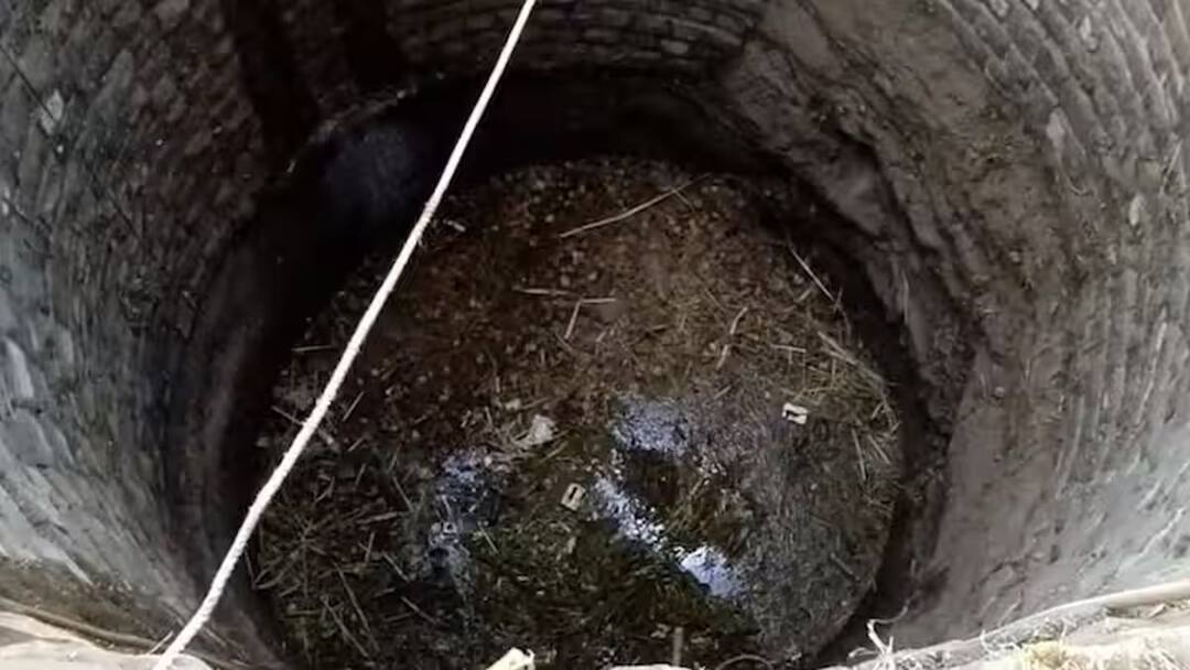 बायोगॅसच्या खड्ड्यात पडलेल्यांचा अजूनही शोध सुरुच; एकाला वाचवण्यात यश The search for those who fell into the biogas pit is still in ahmednagar; Success in saving one बायोगॅसच्या खड्ड्यात पडलेल्यांचा अजूनही शोध सुरुच; एकाला वाचवण्यात यश