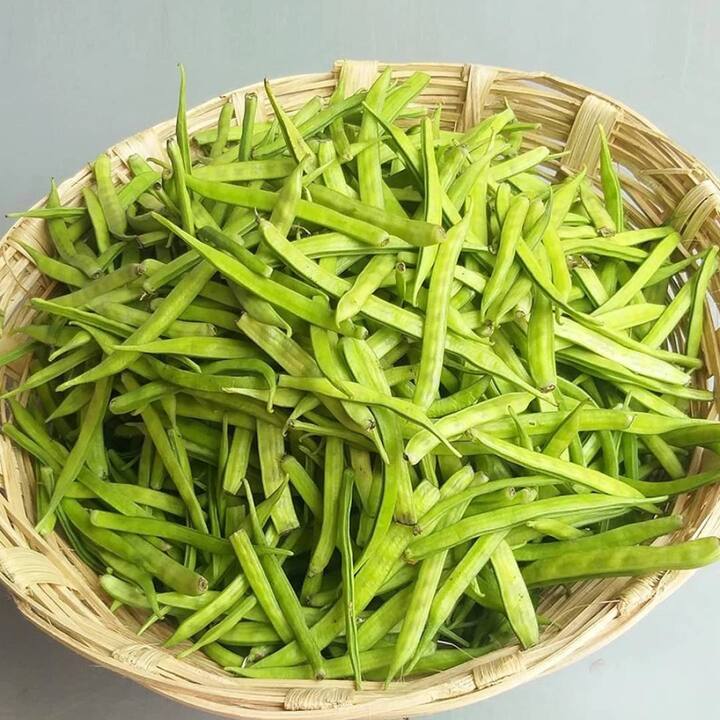 ਘੱਟ ਕੈਲੋਰੀ ਵਾਲੀ ਇਹ ਸਬਜ਼ੀ ਆਸਾਨੀ ਨਾਲ ਭਾਰ ਘਟਾਉਣ ਵਿੱਚ ਤੁਹਾਡੀ ਮਦਦ ਕਰ ਸਕਦੀ ਹੈ। ਇਸ ਤੋਂ ਇਲਾਵਾ ਇਸ 'ਚ ਮੌਜੂਦ ਜ਼ਰੂਰੀ ਪੋਸ਼ਕ ਤੱਤ ਵੀ ਤੁਹਾਨੂੰ ਸਿਹਤਮੰਦ ਰੱਖਦੇ ਹਨ। ਤਾਂ ਆਓ ਜਾਣਦੇ ਹਾਂ ਗੁਆਰੇ ਦੀ ਫਲੀ ਖਾਣ ਦੇ ਫਾਇਦਿਆਂ ਬਾਰੇ- 1