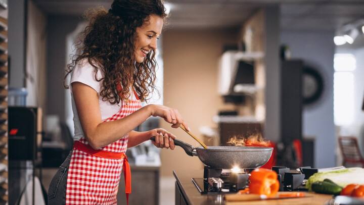 Kitchen Hacks: आजकल, जब गैस की कीमतें आसमान छू रही हैं, तो खाना बनाने में गैस बचाना हम सभी की जरूरत बन गई है.आज हम आपको बताएंगे कि कैसे कुछ आसान तरीकों से आप अपनी रसोई में गैस की खपत को कम कर सकते हैं