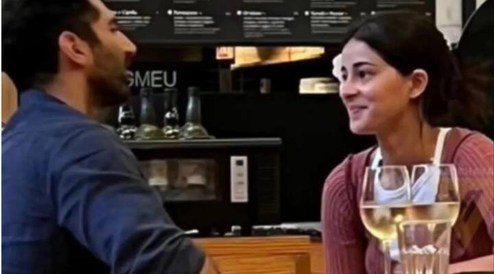 ਅਸਲ 'ਚ ਅਨੰਨਿਆ ਪਾਂਡੇ ਅਤੇ ਆਦਿਤਿਆ ਰਾਏ ਕਪੂਰ ਦੀ ਲਵ ਸਟੋਰੀ ਦੀਆਂ ਖਬਰਾਂ ਉਦੋਂ ਸਾਹਮਣੇ ਆਉਣੀਆਂ ਸ਼ੁਰੂ ਹੋ ਗਈਆਂ ਸਨ। ਜਦੋਂ ਦੋਵਾਂ ਨੂੰ ਕਰਨ ਜੌਹਰ ਦੀ ਦੀਵਾਲੀ ਪਾਰਟੀ 'ਚ ਇਕੱਠੇ ਦੇਖਿਆ ਗਿਆ ਸੀ। ਫਿਰ ਉਨ੍ਹਾਂ ਦੀਆਂ ਛੁੱਟੀਆਂ ਦੀਆਂ ਕੁਝ ਤਸਵੀਰਾਂ ਸਾਹਮਣੇ ਆਈਆਂ, ਜਿਸ 'ਚ ਉਹ ਇਕ-ਦੂਜੇ ਦੀਆਂ ਬਾਹਾਂ 'ਚ ਰੋਮਾਂਟਿਕ ਹੁੰਦੇ ਨਜ਼ਰ ਆਏ ਸੀ।