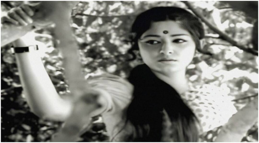 Jaya Prada was stand on one leg half and hour in high fever eat snake on shoot तेज बुखार में एक पैर पर खड़ा किया, सांप की तरह खिलाया खाना, जब हिंदी सिनेमा की टॉप एक्ट्रेस को शूट पर मिली थी सजा