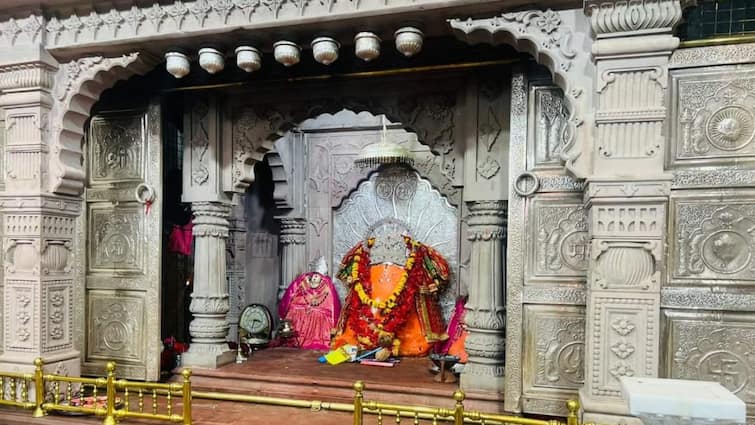 Chaitra Navratri 2024 Sehore Salkanpur Mata Mandir Darshan Time ANN Chaitra Navratri 2024: नवरात्रि में भक्तों को 21 घंटे दर्शन देंगी मां विजयासन देवी, उमड़ा श्रद्धालुओं का जनसैलाब