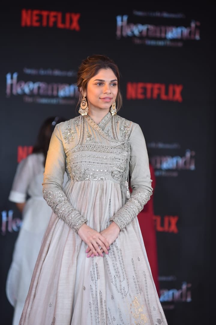 Sharmin Segal wore a beige anarkali suit for the occasion.