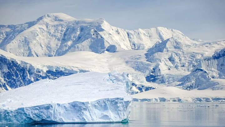 যেদিকে চোখ যায় শুধুই বরফ। মানুষের আনাগোনা নেই, হাড় কাঁপানো ঠান্ডা ছাড়া নেই কোনও উপদ্রব। আন্টার্কটিকা নিয়ে এমনই ধারণা মানুষের। ছবি: পিক্সাবে।